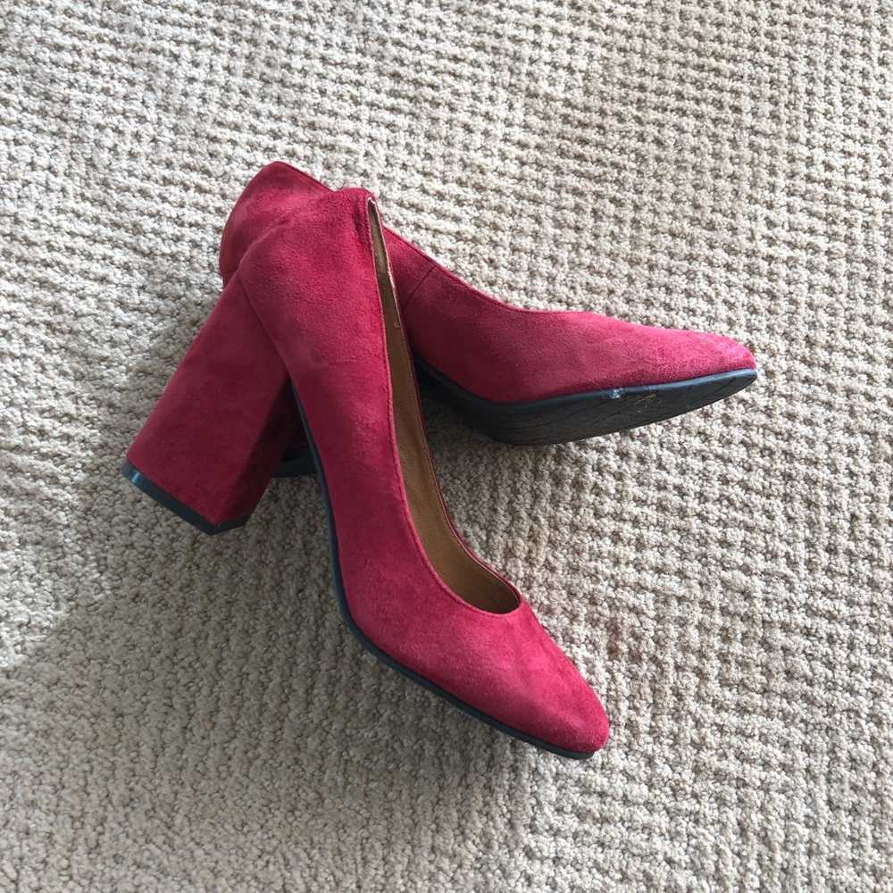 14th & Union Round-Toe Suede Pumps